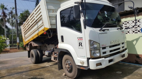 รถอีซูซุ 6 ล้อดั้ม FRR 210 แรงม้า  ปี 54.  ( รถวิ่ง 2xx,xxx กม. )     สนใจติดต่อ  081 - 6079515