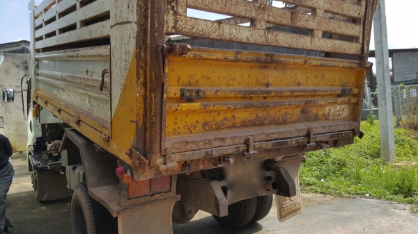 รถอีซูซุ 6 ล้อดั้ม FRR 210 แรงม้า  ปี 54.  ( รถวิ่ง 2xx,xxx กม. )     สนใจติดต่อ  081 - 6079515