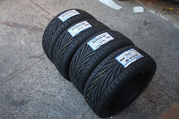 ยาง TOYO PROXES T1R 195/45R15 เส้นละ 3,500 บาท