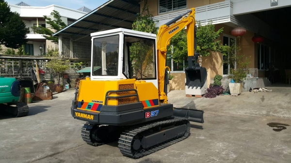 ขาย รถขุด YANMAR รุ่น B37 มือสองญี่ปุ่น หัวเก๋ง แทร็กเหล็ก สลักแน่น  ปั้มนิ้ว Uchida อะไหล่ หาง่าย มือถือ/LINE ID : 0818753444