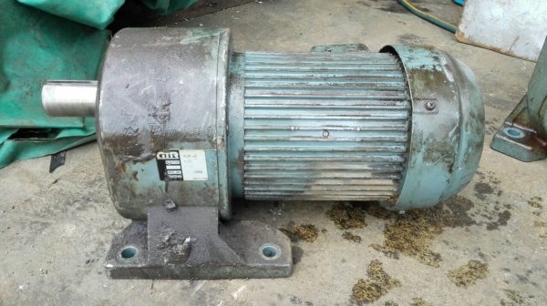 ****** Sold Out!! ******* มอเตอร์เกียร์ GTR Made in Japan 2 HP. 380V. ทด 1:30 ความเร็วรอบ 50 RPM. วิ่งเงียบ พร้อมใช้!!