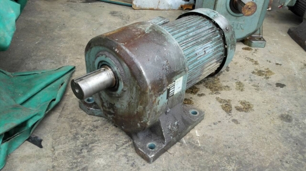 ****** Sold Out!! ******* มอเตอร์เกียร์ GTR Made in Japan 2 HP. 380V. ทด 1:30 ความเร็วรอบ 50 RPM. วิ่งเงียบ พร้อมใช้!!