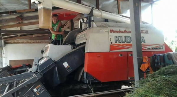 ขายรถเกี่ยวข้าวkubota dc95 ทำงานน้อย940 ชม.มือเดียว ปี54ช่วงล่างดี เครื่องเดิม เฟรมสวย พร้อมลงงาน เอกสารเล่มทะเบียนพร้อมชุดโอน