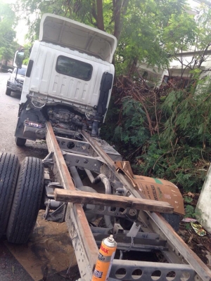 รถบรรทุก 6 ล้อเล็ก ISUZU NMR ปี 52