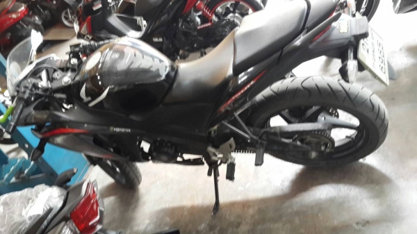 ขาย Honda CBR 150 i ปี 57 สภาพดีเดิมๆ,ทำปลายท่ออย่างเดียว,เครื่องดี รถวิ่งไป 13,xxx เล่มพร้อมโอน