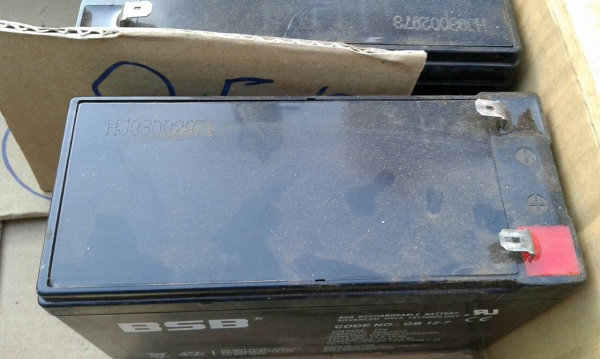 แบตเตอรี่ 12 V เป็นแบตใหม่ครับสภาพการใช้งาน 3-4 ปีครับใส่รถเครื่องได้  เครื่องสำรองไฟได้ครับ  หรือแปลงทำอย่างอื่นได้ครับสวยๆครับ  มีหลายลูกครับ