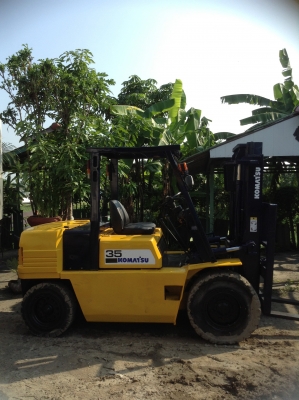 +++ ขายโฟล์คลิฟท์  KOMATSU FD35-5  ขนาด  3.5  ตัน  เครื่องยนต์ดีเซล  เสา  3  เมตร  เกียร์ธรรมดา  งา 1,070  มม.  ยางตัน