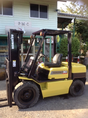 +++ ขายโฟล์คลิฟท์  KOMATSU FD30-11  ขนาด 3  ตัน  เครื่องยนต์ดีเซล  ISUZU   เสา  3  เมตร  เกียร์ธรรมดา  งา 1,070  มม.  ยางลมครับ