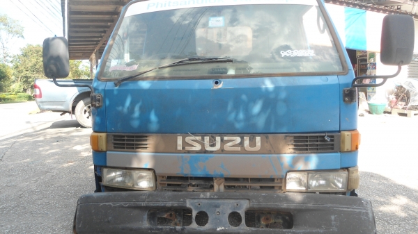 หัวอีซูซุNKR  ห้ว110 ตามสภาพครับมีผุที่พื้น เล็กน้อยครับ