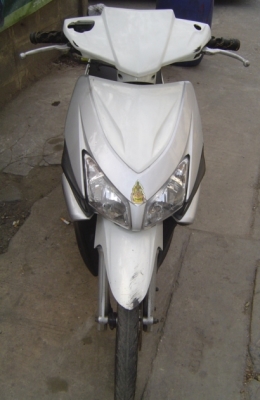 Honda click สีขาว 13500 บาท Honda click สีขาว 13500 บาท