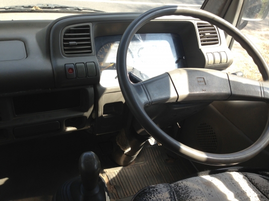 ISUZU NKR 120 HP 4HF1 ปี 42 รถตู้แห้ง 3 บานความยาว 4.30 เมตร เครื่องแห้งแรงดี หัวเก๋งสีบางเดิม ภายในเก๋งคอนโซลสวยครบพร้อม แอร์ พวงมาลัยเพาเวอร์ ช่วงล่างเดิมๆคัชซีสวยมากไม่มีดาม ยาง 7.50 ขอบ 16 สภาพดีพร้อมใช้งานได้เลย ทะเบียนภาษีครบไม่มีขาดพร้อมโอน ราคาต่อ