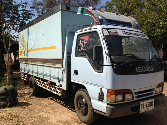 ISUZU NKR 120 HP 4HF1 ปี 42 รถตู้แห้ง 3 บานความยาว 4.30 เมตร เครื่องแห้งแรงดี หัวเก๋งสีบางเดิม ภายในเก๋งคอนโซลสวยครบพร้อม แอร์ พวงมาลัยเพาเวอร์ ช่วงล่างเดิมๆคัชซีสวยมากไม่มีดาม ยาง 7.50 ขอบ 16 สภาพดีพร้อมใช้งานได้เลย ทะเบียนภาษีครบไม่มีขาดพร้อมโอน ราคาต่อ
