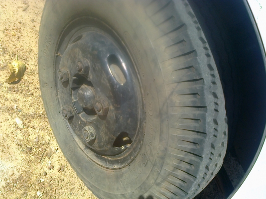 ISUZU NKR 120 HP 4HF1 ปี 42 รถตู้แห้ง 3 บานความยาว 4.30 เมตร เครื่องแห้งแรงดี หัวเก๋งสีบางเดิม ภายในเก๋งคอนโซลสวยครบพร้อม แอร์ พวงมาลัยเพาเวอร์ ช่วงล่างเดิมๆคัชซีสวยมากไม่มีดาม ยาง 7.50 ขอบ 16 สภาพดีพร้อมใช้งานได้เลย ทะเบียนภาษีครบไม่มีขาดพร้อมโอน ราคาต่อ