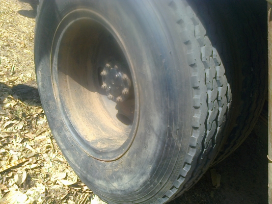 ISUZU NKR 120 HP 4HF1 ปี 42 รถตู้แห้ง 3 บานความยาว 4.30 เมตร เครื่องแห้งแรงดี หัวเก๋งสีบางเดิม ภายในเก๋งคอนโซลสวยครบพร้อม แอร์ พวงมาลัยเพาเวอร์ ช่วงล่างเดิมๆคัชซีสวยมากไม่มีดาม ยาง 7.50 ขอบ 16 สภาพดีพร้อมใช้งานได้เลย ทะเบียนภาษีครบไม่มีขาดพร้อมโอน ราคาต่อ