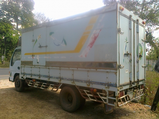 ISUZU NKR 120 HP 4HF1 ปี 42 รถตู้แห้ง 3 บานความยาว 4.30 เมตร เครื่องแห้งแรงดี หัวเก๋งสีบางเดิม ภายในเก๋งคอนโซลสวยครบพร้อม แอร์ พวงมาลัยเพาเวอร์ ช่วงล่างเดิมๆคัชซีสวยมากไม่มีดาม ยาง 7.50 ขอบ 16 สภาพดีพร้อมใช้งานได้เลย ทะเบียนภาษีครบไม่มีขาดพร้อมโอน ราคาต่อ