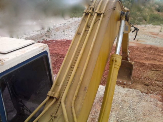 รถแบคโฮ KOMATSU 200 - 5 ( คอนโทนสั้น ) สนใจติดต่อ 081 - 6079515 รถแบคโฮ KOMATSU 200 - 5 ( คอนโทนสั้น ) สนใจติดต่อ 081 - 6079515