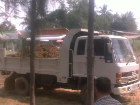 ISUZU ROCKY 195 HP 6HE1 หกล้อดั๊มพ์ กระบะดั๊มพ์เหล็ก 6 ตันยาว 3.60 เมตร เครื่องดี ภายในสวยคอนโซลครบพร้อม แอร์เย็น พวงมาลัยเพาเวอร์ เบรคทริ๊ปฟี้ ช่วงล่างคัชซีสวยไม่มีดาม ยาง 8.25 ขอบ 16" สภาพดี 70\% พร้อมบรรทุกพร้อมใช้งานได้เลย เอกสารทะเบียนภาษีครบพร้อ