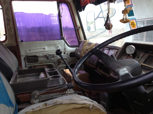 HINO KT725 - 168 HP EH700 รถหางปลาสิบล้อ 2 เพลา ติดเฮี๊ยบครบพร้อมใช้งาน ใช้ลากรถ PC 200 อยู่ครับ วางหัวเก๋ง F18 สภาพดีภายในคอนโซลครบพร้อม พวงมาลัยเพาเวอร์ เบรคทริ๊ปฟี้ ช่วงล่างคัชซีไม่บวม ยางสภาพดี 70\% พร้อมบรรทุกพร้อมใช้งาน เอกสารทะเบียนครบพร้อมโอน ราคาต