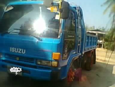 ISUZU ROCKY 195 HP 6HE1 หกล้อดั๊มพ์ กระบะดั๊มพ์เหล็ก 6 ตันยาว 3.60 เมตร เครื่องแน่นดีไม่เยิ้ม หัวเก๋งบางเดิมภายในสวยครบ แอร์เย็น พวงมาลัยเพาเวอร์ เบรคทริ๊ปฟี้ ช่วงล่างคัชซีสวยไม่ดามไม่บวม ยาง 8.25 ขอบ 16 สภาพดี 70\% พร้อมบรรทุกพร้อมใช้งาน เอกสารทะเบียนภาษี