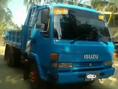 ISUZU ROCKY 195 HP 6HE1 หกล้อดั๊มพ์ กระบะดั๊มพ์เหล็ก 6 ตันยาว 3.60 เมตร เครื่องแน่นดีไม่เยิ้ม หัวเก๋งบางเดิมภายในสวยครบ แอร์เย็น พวงมาลัยเพาเวอร์ เบรคทริ๊ปฟี้ ช่วงล่างคัชซีสวยไม่ดามไม่บวม ยาง 8.25 ขอบ 16 สภาพดี 70\% พร้อมบรรทุกพร้อมใช้งาน เอกสารทะเบียนภาษี