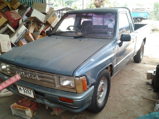 TOYOTA HILUX HERO 2.4D MT รถบ้านสภาพดีพร้อมใช้งานได้เลย เครื่องแห้งแรงดี ภายในเก๋งคอนโซลครบ กระบะมีผุบ้างเล็กน้อย ช่วงล่างคัชซีสวยไม่มีผุ ยางสภาพดี 4 เส้นประมาณ 60\% พร้อมใช้งาน ทะเบียนภาษีครบพร้อมโอน ราคาต่อรองได้ครับ