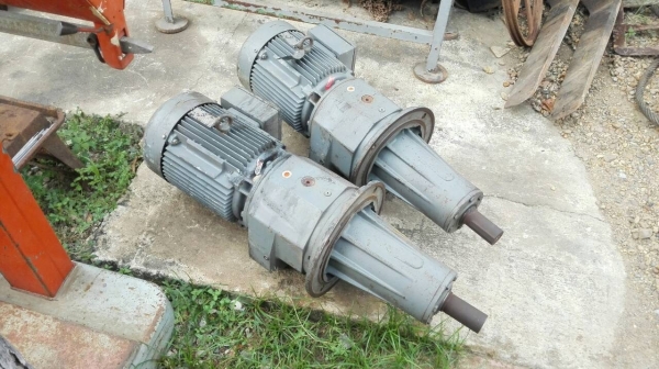 ====== Sold Out!! ====== มอเตอร์เกียร์หน้าแปลน SEW Eurodrive 10 HP. 380V. ทด 1:11 ความเร็วรอบ 124 RPM. ของใหม่เก่าเก็บไม่เคยใช้งาน!