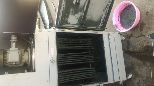 ชุดตู้ดูดกรองฝุงผงต่างๆ ขนาดกำลังมอเตอร์ 2 แรงม้า มีตัวแผ่นกรองให้ผงต่างๆที่ดูดมาตกด้านล่าง