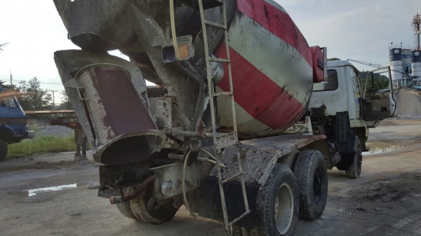 รถนิสสัน  10  ล้อ UD โม่ปูน CWM430 / 230 แรงม้า.  ( มีขาย 2 คัน. )     สนใจติดต่อ  081 - 6079515