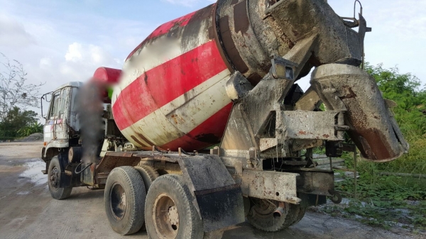 รถนิสสัน  10  ล้อ UD โม่ปูน CWM430 / 230 แรงม้า.  ( มีขาย 2 คัน. )     สนใจติดต่อ  081 - 6079515