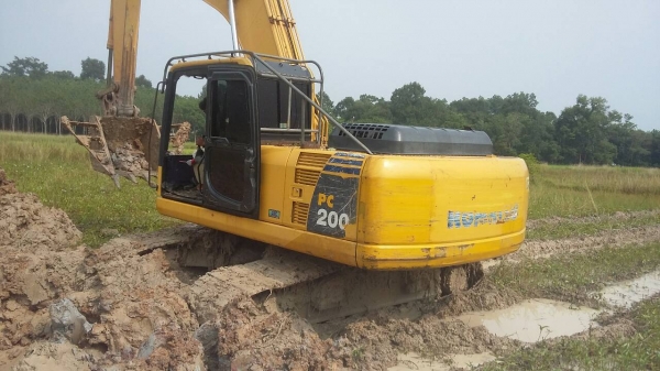 ขายรถแบคโฮ KOMATSU PC200-8 เอกสารอินวอย 16000 ชม.ราคา 1500000