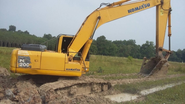 ขายรถแบคโฮ KOMATSU PC200-8 เอกสารอินวอย 16000 ชม.ราคา 1500000