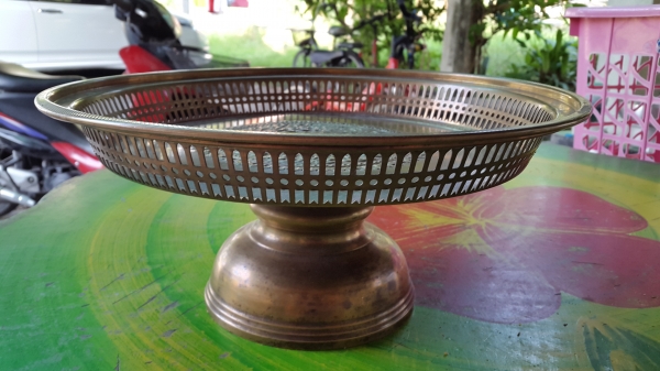 ถาดทองเหลือง  ลายเทพพนม 12 นิ้ว สภาพสวยๆ เดิม ๆๆ 1,700