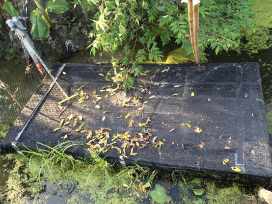 แพโฟมลอยน้ำ กว้าง 1.20 เมตร ยาว 2.40 เมตร หนา 8 นิ้ว หุ้มสแลน 90\% 2 ชั้น พร้อมชุดโซ่ล็อคกันขโมย ซื้อมาใช้ไม่กี่ครั้ง จอดทิ้งไว้ใต้ร่มไม้ตลอด ราคาต่อรองได้ อยู่หลังโรงเรียนบ้านคลองใหม่ ซอยคลองใหม่ ห่างทางแยกสามพราน 1 ไฟแดง อ.สามพราน จ.นครปฐม