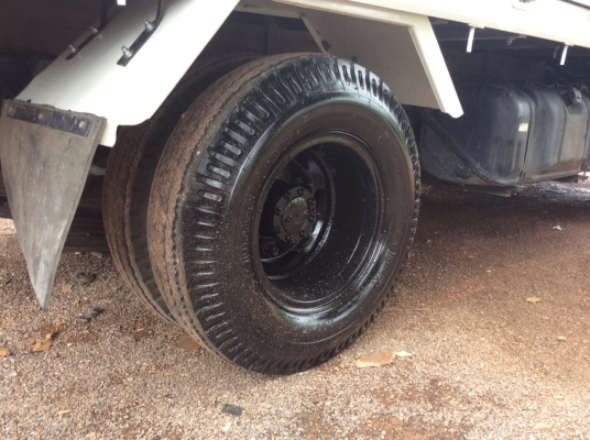 ISUZU 6ล้อNKR ปี 2012  (หัวการ์ตูน) เครื่อง120แรง (ฝาขาว) พวงมาลัยพาว์เวอร์ กระจกไฟฟ้า แอร์ วิทยุ เทป เครื่องดี ครัทซีสวย พื้นปูเหล็ก ยางดีทุกเส้น (เสริมแหนบพร้อมใช้งาน) ขาย 360,000 บาท (ศุภากร 081-1903107 , 081-4252943)