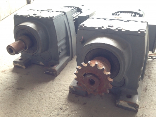 ขายมอเตอร์เกียร์ Sew eurodrive 1HP. 380V อัตราทด 1:60 เพลาออกประมาณ 23 รอบต่อนาที มีระบบเบรคในตัว สภาพสวย วิ่งนิ่ม พร้อมใช้งาน มี 2 ตัวครับ ขายมอเตอร์เกียร์ Sew eurodrive 1HP. 380V อัตราทด 1:60 เพลาออกประมาณ 23 รอบต่อนาที มีระบบเบรคในตัว สภาพสวย วิ่งนิ่ม พร้อมใช้งาน มี 2 ตัวครับ