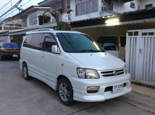 2011 toyota noah 2.0 พร้อมแก็สถังโดนัท รถหรูนำเข้า