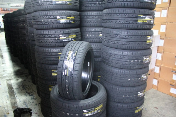 ยาง DUNLOP LM704 225/45E18 เส้นละ 4,000 บาท