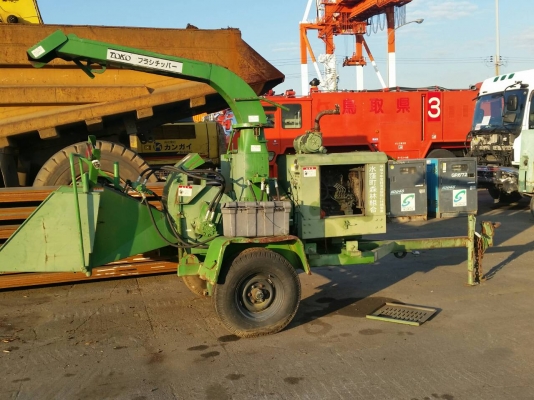 ถ่ายจากญี่ปุ่นเลยครับ  เครื่องย่อยกิ่งไม้ เครื่อง perkin ดีเซล 4 สูบ มีหางพ่วงลากติดรถไถ