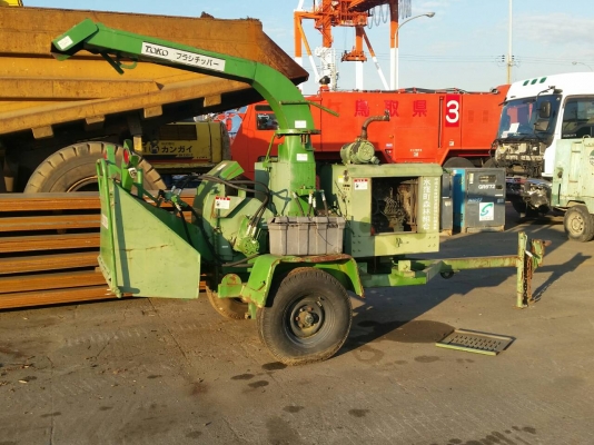 ถ่ายจากญี่ปุ่นเลยครับ  เครื่องย่อยกิ่งไม้ เครื่อง perkin ดีเซล 4 สูบ มีหางพ่วงลากติดรถไถ