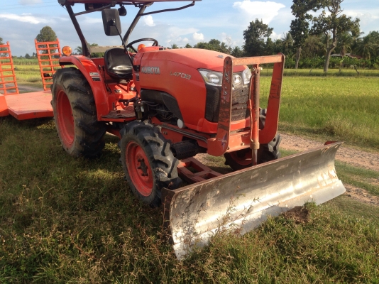 รถไถ KUBOTA L4708 (ราคา385,000 บาท) มีภาพวีดีโอ อายุการใช้งาน 1,576 พร้อมอุปกรณ์ 3 รายการ ผานดันหน้า รถไถ KUBOTA L4708 (ราคา385,000 บาท) มีภาพวีดีโอ อายุการใช้งาน 1,576 พร้อมอุปกรณ์ 3 รายการ ผานดันหน้า
