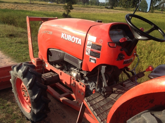 รถไถ KUBOTA L4708 (ราคา385,000 บาท) มีภาพวีดีโอ อายุการใช้งาน 1,576 พร้อมอุปกรณ์ 3 รายการ ผานดันหน้า
