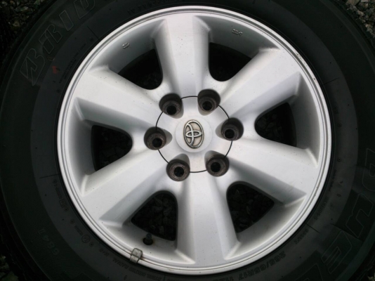 ขายแม็ก TOYOTA VIGO ขอบ17 พร้อมยาง บริดสโตน 265/65R17  ปี12 สวยๆ จำนวน 1 ชุด พร้อมน๊อตแท้ 24 ตัว