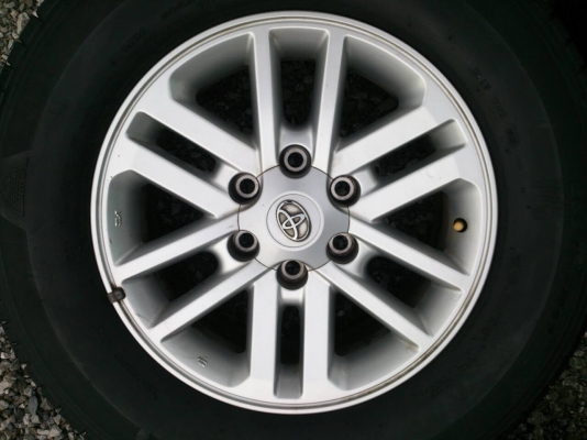 ขายแม็ก TOYOTA VIGO CHAMP ขอย17 พร้อมยาง มิชลิน 265/65R17 ปี12 สวยๆ จำนวน 1 ชุด พร้อมน๊อตแท้ 24 ตัว