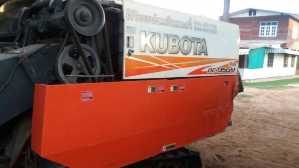 ขายรถเกี่ยวคูโบต้า95 อุ้มปี55ครับ ขายรถเกี่ยวคูโบต้า95 อุ้มปี55ครับ