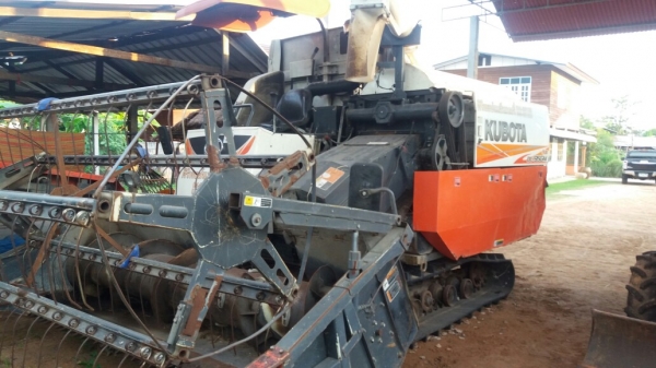 ขายรถเกี่ยวคูโบต้า95 อุ้มปี55ครับ ขายรถเกี่ยวคูโบต้า95 อุ้มปี55ครับ