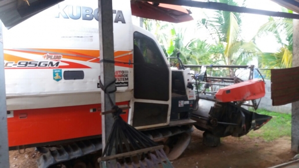 ขายรถเกี่ยวคูโบต้า95 อุ้มปี55ครับ ขายรถเกี่ยวคูโบต้า95 อุ้มปี55ครับ