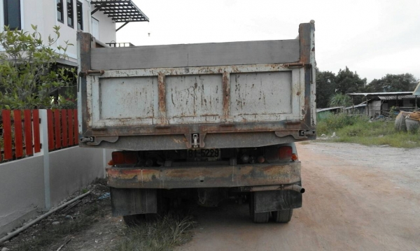 ขายรถสิบล้อดั้ม HINO  FM  176  เครื่อง HO7C โบ หังบางภวยในเก๋งสวย ยางดี คัชซีสวย มีประกันชั้น 1  อีก 9 เดือนรถสวยจัด ราคา595,000 090-772-3710 090-772-3708