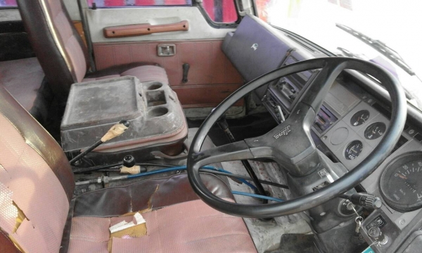 ขายรถสิบล้อดั้ม HINO  FM  176  เครื่อง HO7C โบ หังบางภวยในเก๋งสวย ยางดี คัชซีสวย มีประกันชั้น 1  อีก 9 เดือนรถสวยจัด ราคา595,000 090-772-3710 090-772-3708