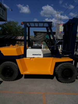 ขายรถ komatsu ขนาด  7 ตัน ล้อหน้าคู่ ดีเซล  เกียร์ ออโต้