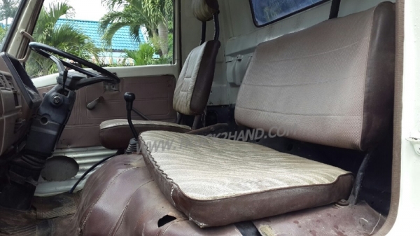 รถบรรทุก 6 ล้อดัมพ์ HINO  KM777  เครื่อง 117 แรงม้า  ปีจดทะเบียน 2530